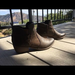 Guess Booties Size 9.5 Like new